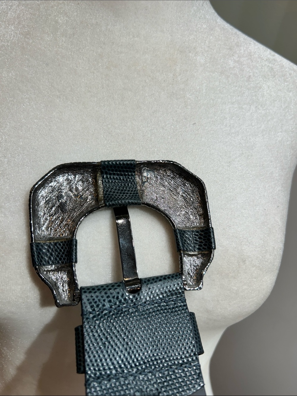 Carlisle Navy & Gunmetal Italian Leather Belt with Statement Buckle Sz M - Picture 4 of 6